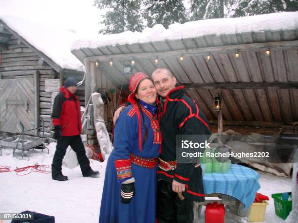 Pakaian Adat Finlandia Pasangan Finlandia Mengenakan Pakaian Tradisional Finlandia Dan Berpose Untuk Difoto Foto Stok - Unduh Gambar Sekarang - iStock