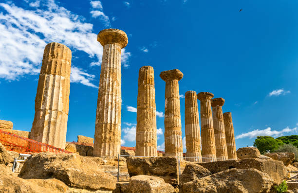 templo de heracles no vale dos templos em agrigento, na sicília - greek culture agrigento landscape colonnade - fotografias e filmes do acervo