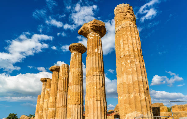 templo de heracles en el valle de los templos en agrigento, sicilia - greek culture agrigento landscape colonnade fotografías e imágenes de stock