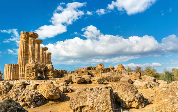 ヘラクレス神殿、シチリア島アグリジェントの神殿の谷 - temple of heracles ストックフォトと画像