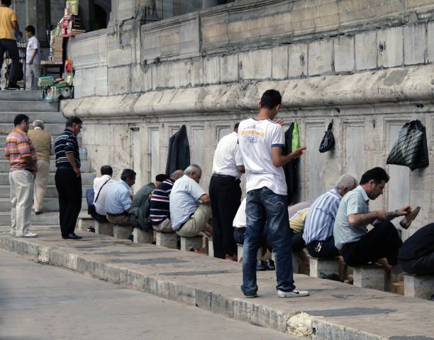 uomini turchi che fanno abluzioni rituali (lavaggio) prima di entrare nella moschea per pregare - istanbul people faucet turkey foto e immagini stock