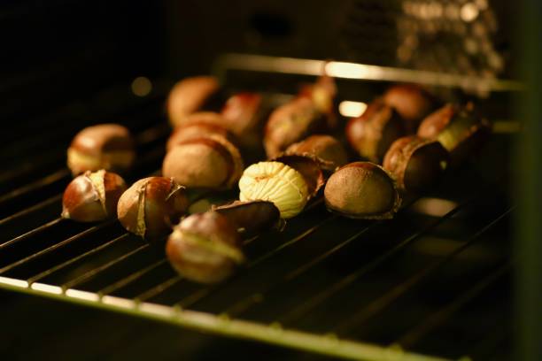 castañas en el horno - chestnut roasted heat roasted chestnut fotografías e imágenes de stock