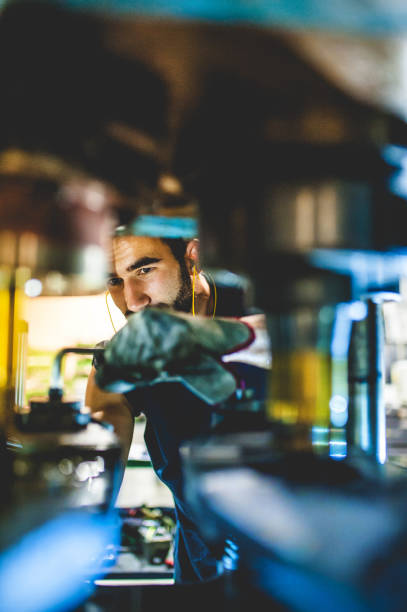 Worker Repair Cold Forging Machine - fotografia de stock