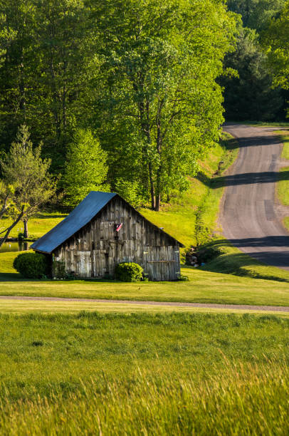 istock The Barn by the Side of the Road 874603870