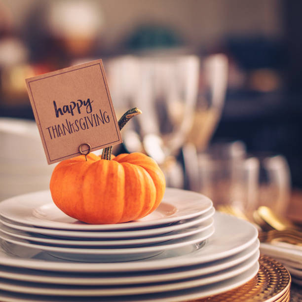 preparazioni per la cena per il ringraziamento con saluto - thanksgiving table setting autumn foto e immagini stock