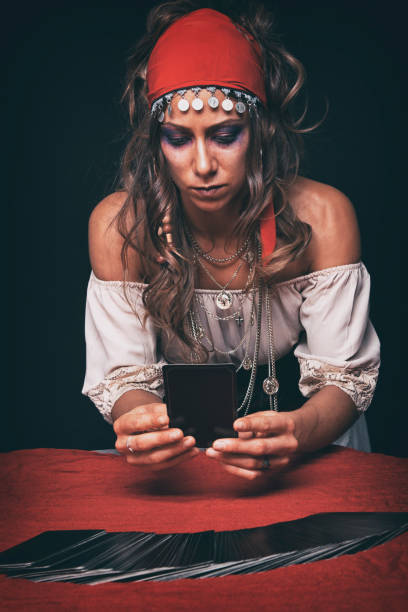 gypsy reading tarot cards - magic magic trick vertical tarot cards imagens e fotografias de stock