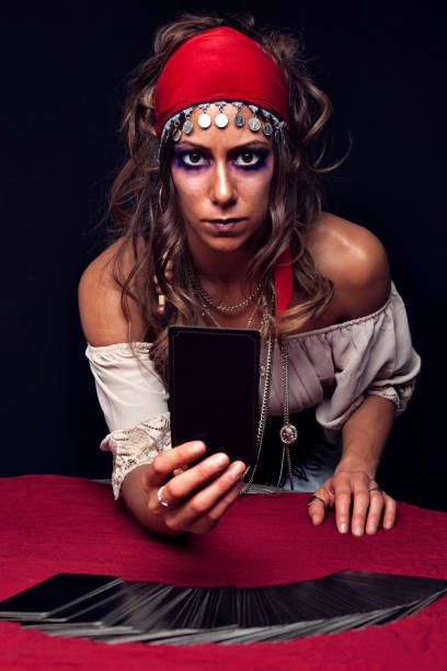 gypsy reading tarot cards - magic magic trick vertical tarot cards imagens e fotografias de stock