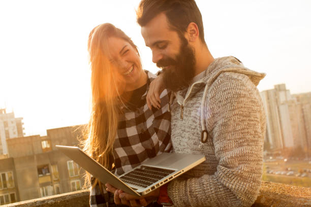 Paar mit Laptop-Computer – Foto