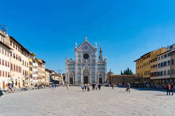 basilica di santa croce e piazza con turisti e gente del posto - piazza di santa croce foto e immagini stock