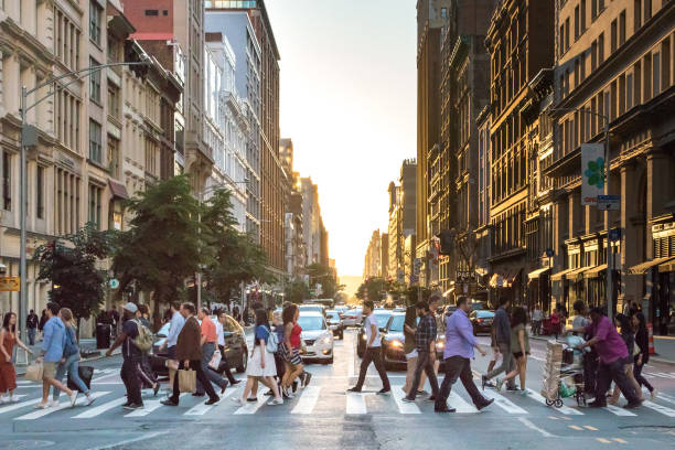 street crossing personnes à new york city - dusk people manhattan new york city photos et images de collection