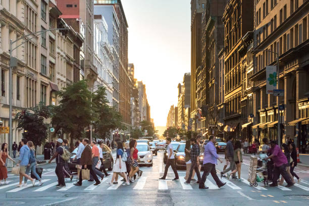 뉴욕시에서 사람들이 건너 거리 - dusk people manhattan new york city 뉴스 사진 이미지