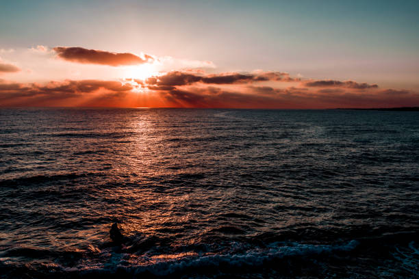 夕日の最後の光線 - cyprus paphos storm sea ストックフォトと画像