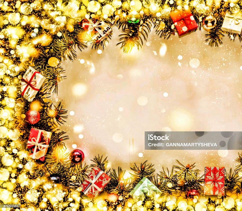 Foto de Ano Novo Plano De Fundo Moldura De Galhos De Árvores De Natal E  Decorações De Natal Neve Dourada Espaço Livre Para Texto e mais fotos de  stock de A Data -
