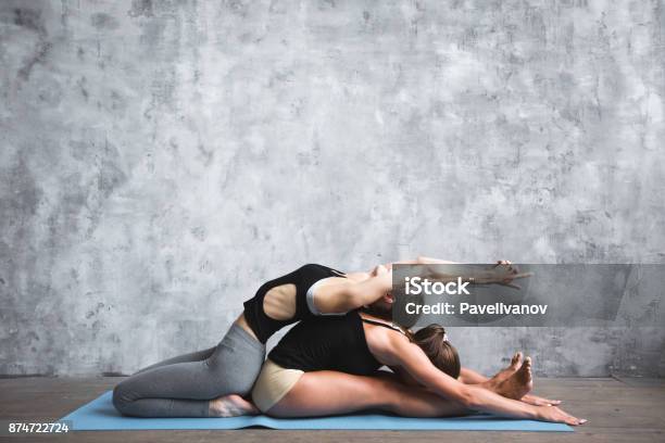 Fotografia do Stock: Yoga. Two young women practicing yoga poses