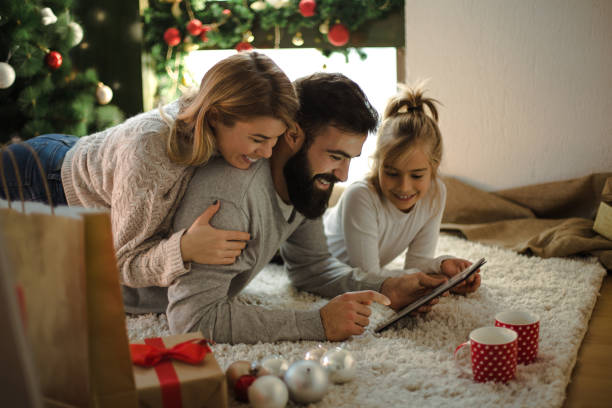 shopping in famiglia online - christmas shopping internet family foto e immagini stock
