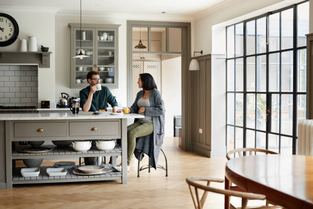 bonding around the breakfast table - house residential structure uk contemporary imagens e fotografias de stock