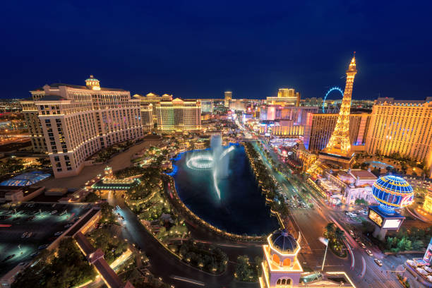 de las vegas strip at night - las vegas metropolitan area skyline panoramic the las vegas strip fotografías e imágenes de stock