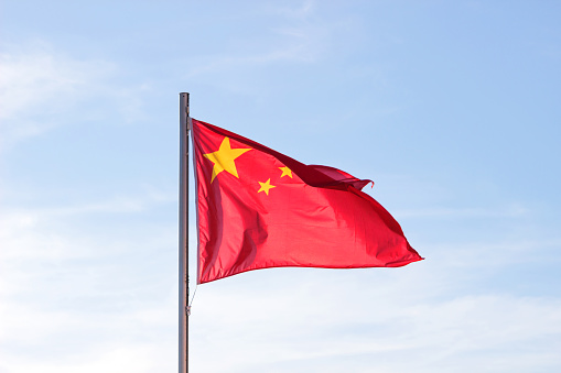 Bendera Cina Berkibar Di Latar Belakang Langit Biru Cerah Bendera Merah Bendera Cina Berkibar Di Latar Belakang Langit Biru Cerah Bendera Merah