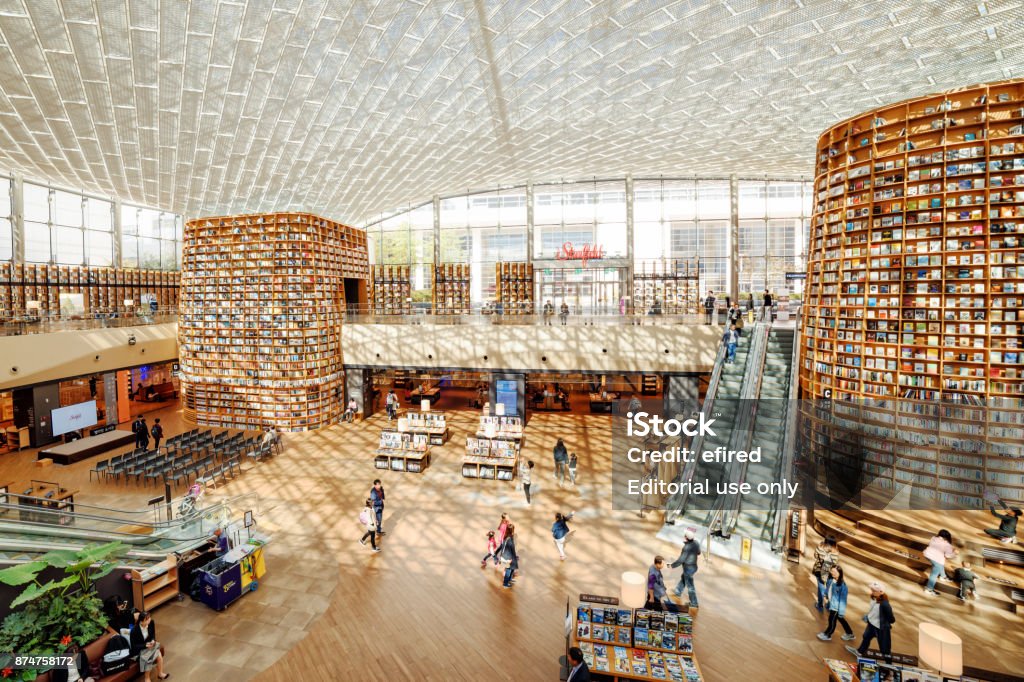 Amazing view of Starfield Library with huge bookshelves, Seoul Seoul: Amazing view of Starfield Library with huge bookshelves. Thousands of books and magazines are available for visitors to read in the popular public library. Library Stock Photo