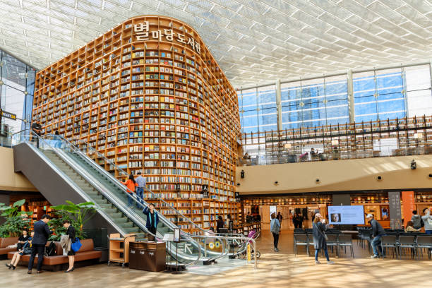 View of huge bookshelves in Starfield Library of Seoul Seoul: View of huge bookshelves in Starfield Library of Seoul. Thousands of books and magazines are available for visitors to read in the popular public library. kangnamgu stock pictures, royalty-free photos & images