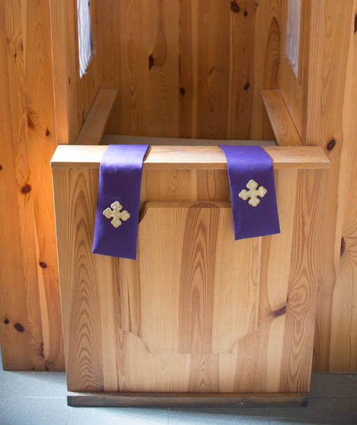 close-up no confessionário da igreja - confession booth church forgiveness wood - fotografias e filmes do acervo