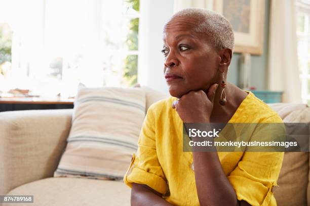 Photo libre de droit de Haute Femme Assise Sur Le Canapé À La Maison Souffrant De Dépression banque d'images et plus d'images libres de droit de Troisième âge