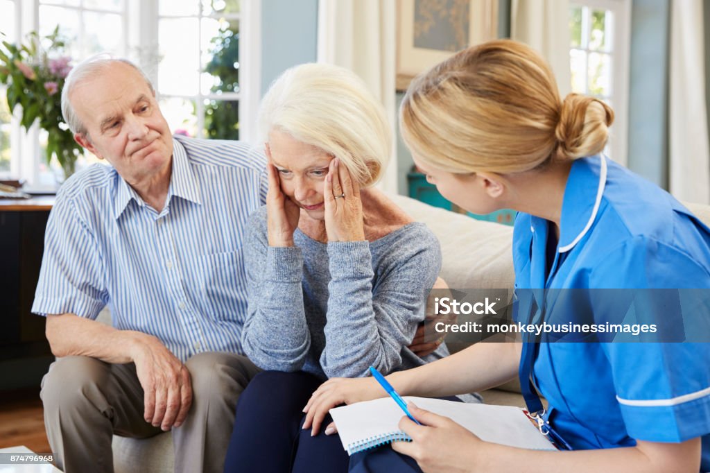 Gemeenschap verpleegkundige bezoeken Senior vrouw lijden met depressie - Royalty-free Ziekte van Alzheimer Stockfoto