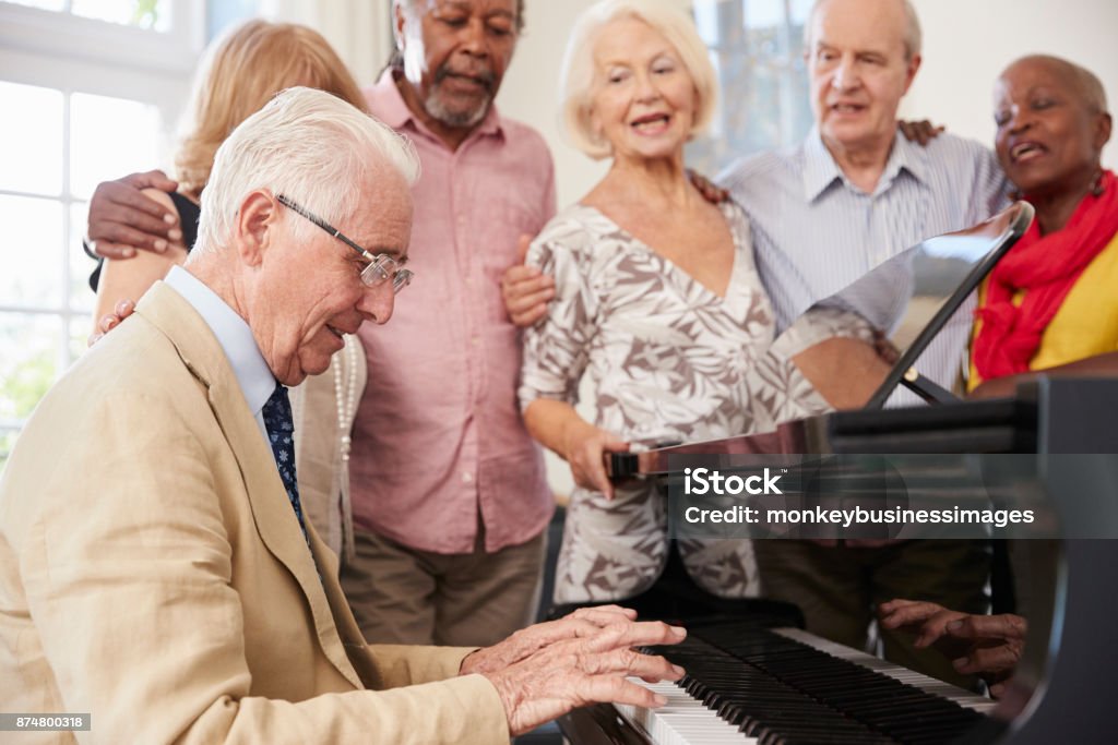 Gruppe von Senioren stehen von Piano und gemeinsames Singen - Lizenzfrei Alter Erwachsener Stock-Foto