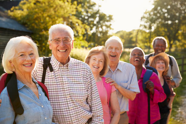 retrato de amigos senior en campo - 80 89 años fotografías e imágenes de stock