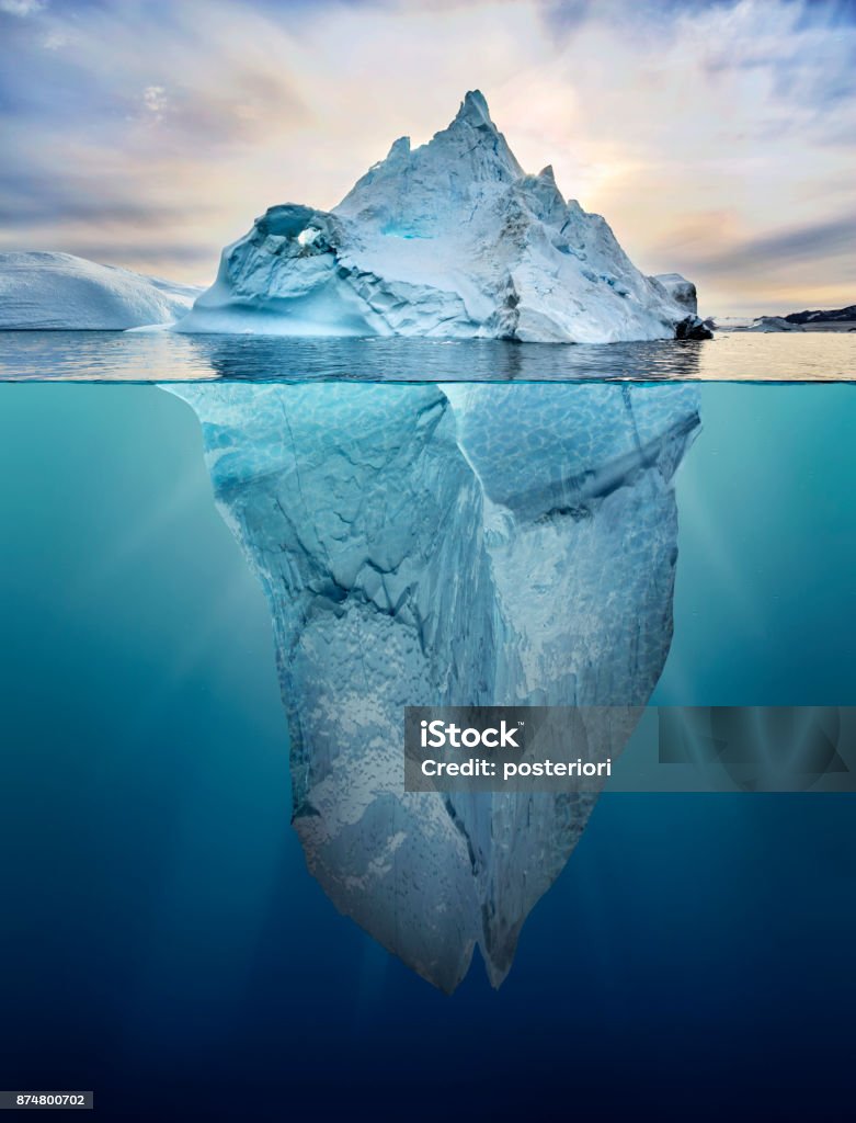 iceberg au-dessus et avec vue sur l'eau - Photo de Iceberg - Bloc de glace libre de droits