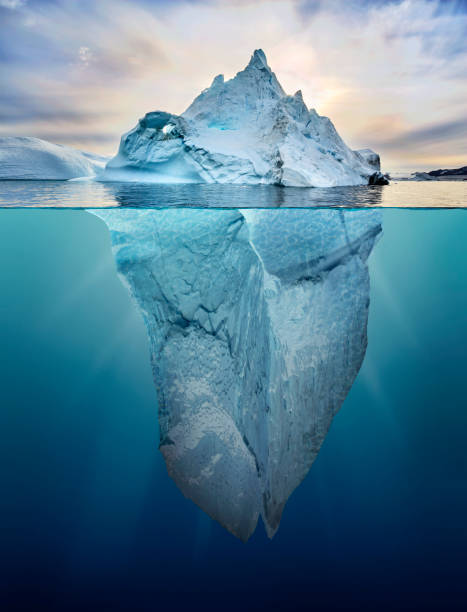 iceberg con vista sopra e sott'acqua - iceberg foto e immagini stock