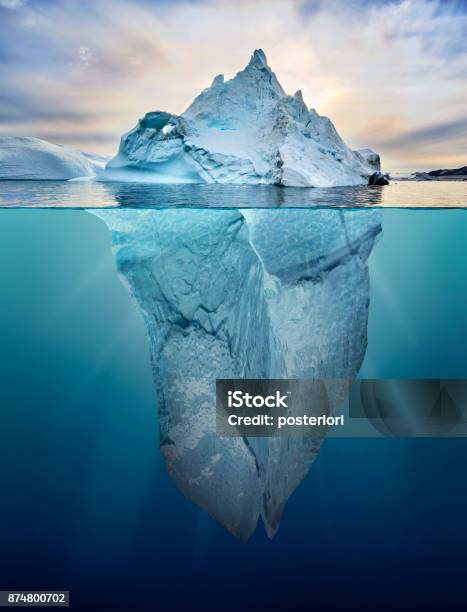 Iceberg Con Vista Sopra E Sottacqua - Fotografie stock e altre immagini di Iceberg - Formazione di ghiaccio - Iceberg - Formazione di ghiaccio, Ghiaccio, Subacqueo