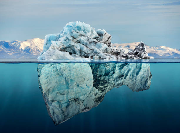 iceberg au-dessus et avec vue sur l'eau - cold frozen sea landscape photos et images de collection