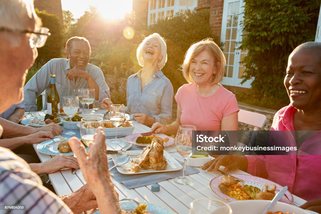 Gruppe von Senioren Freunde genießen Outdoor-Dinner-Party zu Hause - Lizenzfrei Alter Erwachsener Stock-Foto
