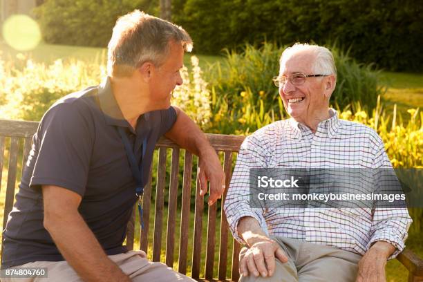 Mann Besuchen Senior Männlichen Verwandten In Einrichtung Für Betreutes Wohnen Stockfoto und mehr Bilder von Alter Erwachsener