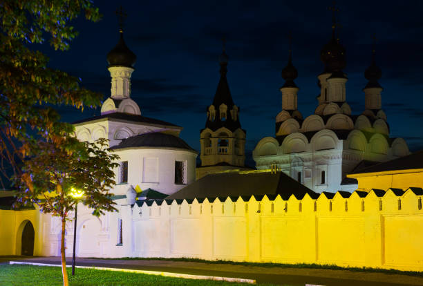 colpo notturno del monastero russo - russian shot foto e immagini stock