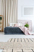 schlafzimmer-mit-vorhang.jpg?b=1&s=170x1