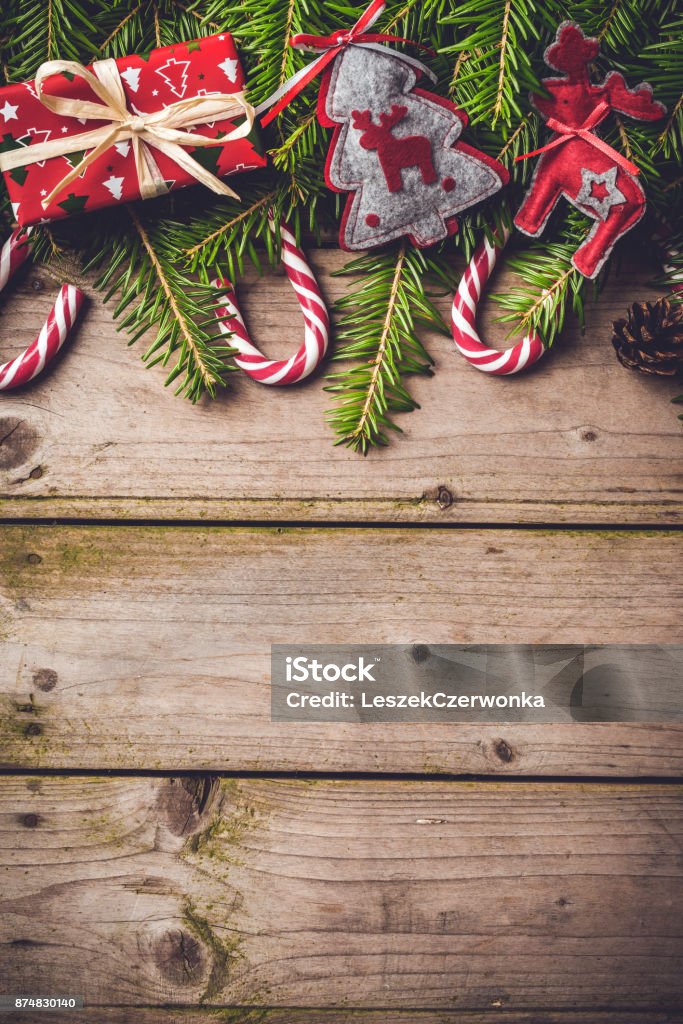 Weihnachten Hintergrund mit bunten Geschenkboxen und Dekorationen. Ansicht von oben - Lizenzfrei Bildhintergrund Stock-Foto
