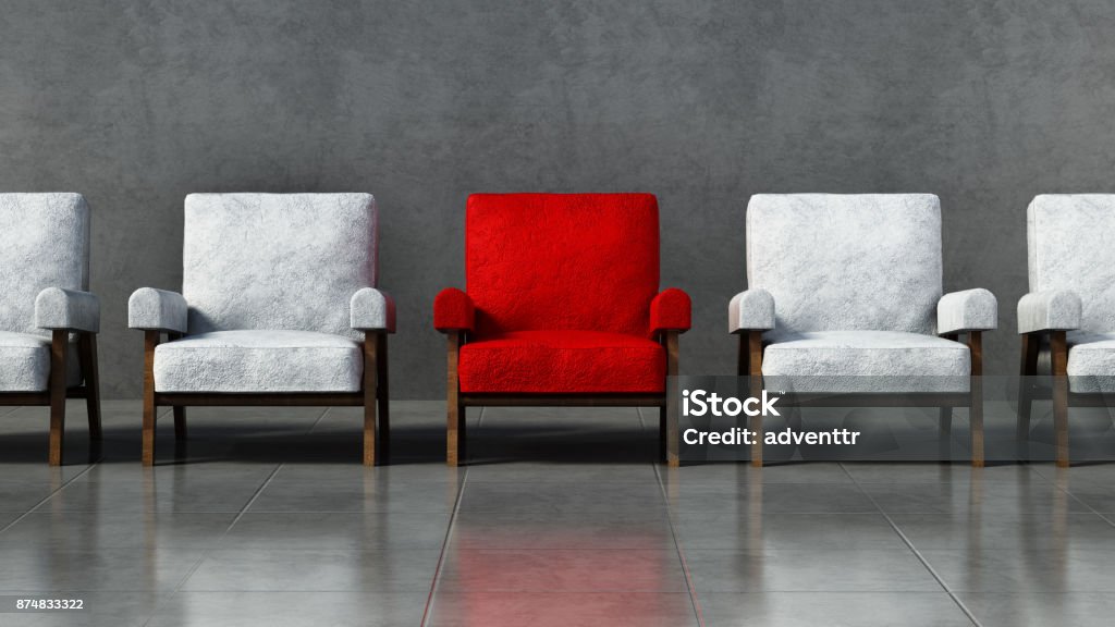 Roter Stuhl stehend unter weißen Stühlen in einem Raum - Lizenzfrei Stuhl Stock-Foto