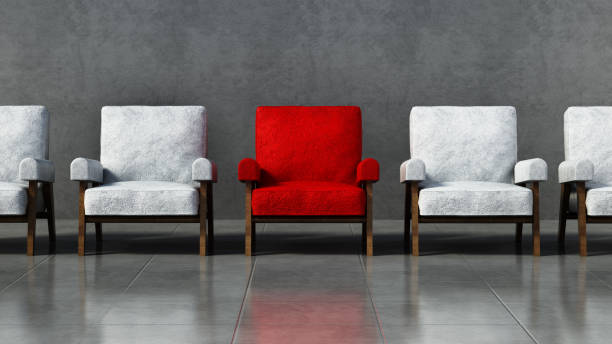 czerwone krzesło wyróżniające się wśród białych krzeseł w pokoju - kopiować przestrzeń zdjęcia i obrazy z banku zdjęć
