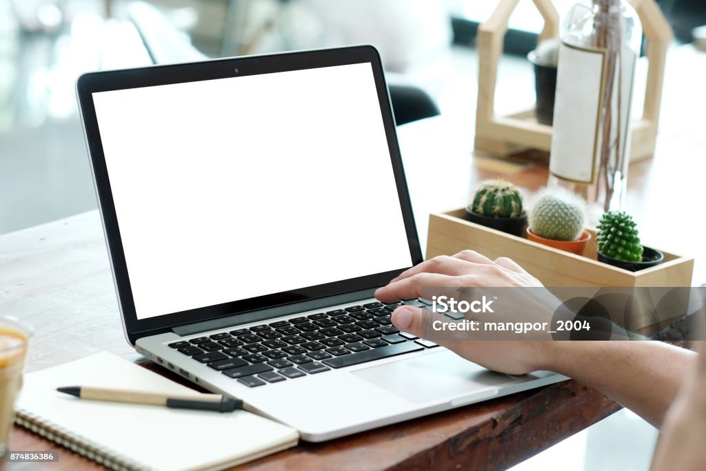 Homme mains frappe ordinateur portable avec écran blanc pour mock up tout en étant assis dans le concept de café, de technologie et de style de vie - Photo de Modèle réduit libre de droits