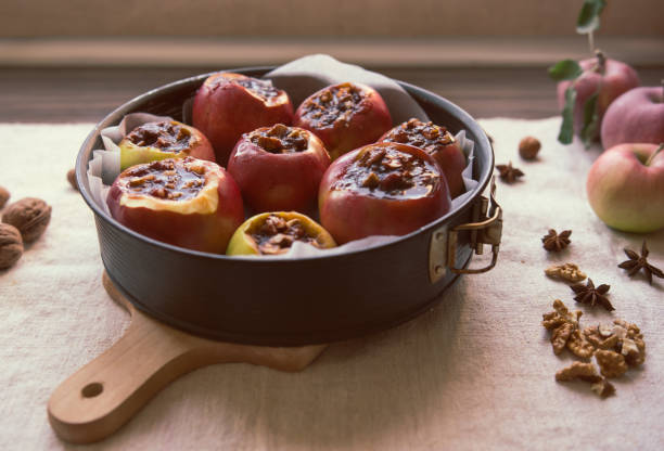 orgánicas manzanas con nueces y mermelada preparada para hornear en el horno - baked apple food meal dessert fotografías e imágenes de stock