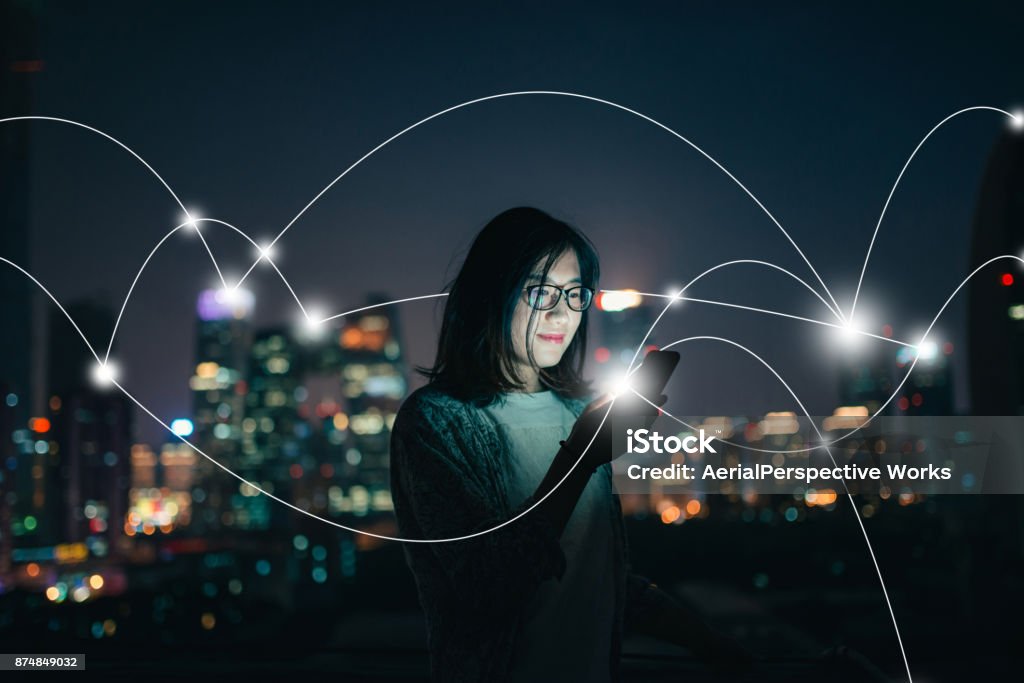 Conexión social en ciudad inteligente en la noche - Foto de stock de Conexión libre de derechos