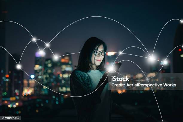 Conexión Social En Ciudad Inteligente En La Noche Foto de stock y más banco de imágenes de Conexión - Conexión, Tecnología, Personas