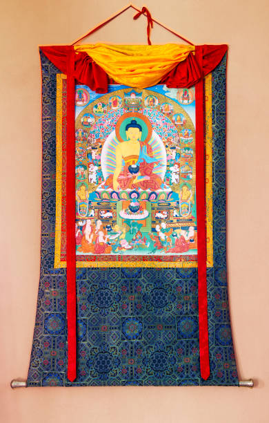 thangka budista - tibetana budista pintura em algodão ou seda apliques - num mosteiro em gangtok, sikkim, índia - tibetan script fotos - fotografias e filmes do acervo