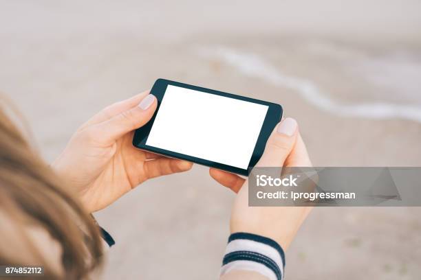 Smartphone Con Schermo Bianco In Mani Femminili - Fotografie stock e altre immagini di Mano umana - Mano umana, Composizione orizzontale, Fotografia - Immagine