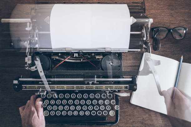widok z góry człowieka za pomocą rocznika ręcznej maszyny do pisania na rustykalnym drewnianym stole z rozmyciem ruchu z powodu powrotu karetki - machine typewriter human hand typing zdjęcia i obrazy z banku zdjęć