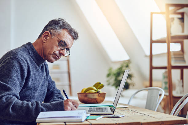 certificando-se de tudo é preenchido - household finances - fotografias e filmes do acervo