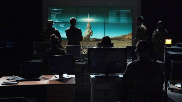 militära titta på orderexekvering att starta missil - nuclear monitoring bildbanksfoton och bilder