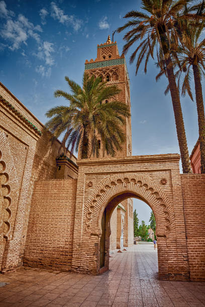 mezquita koutoubia marrakech - marrakech fotografías e imágenes de stock